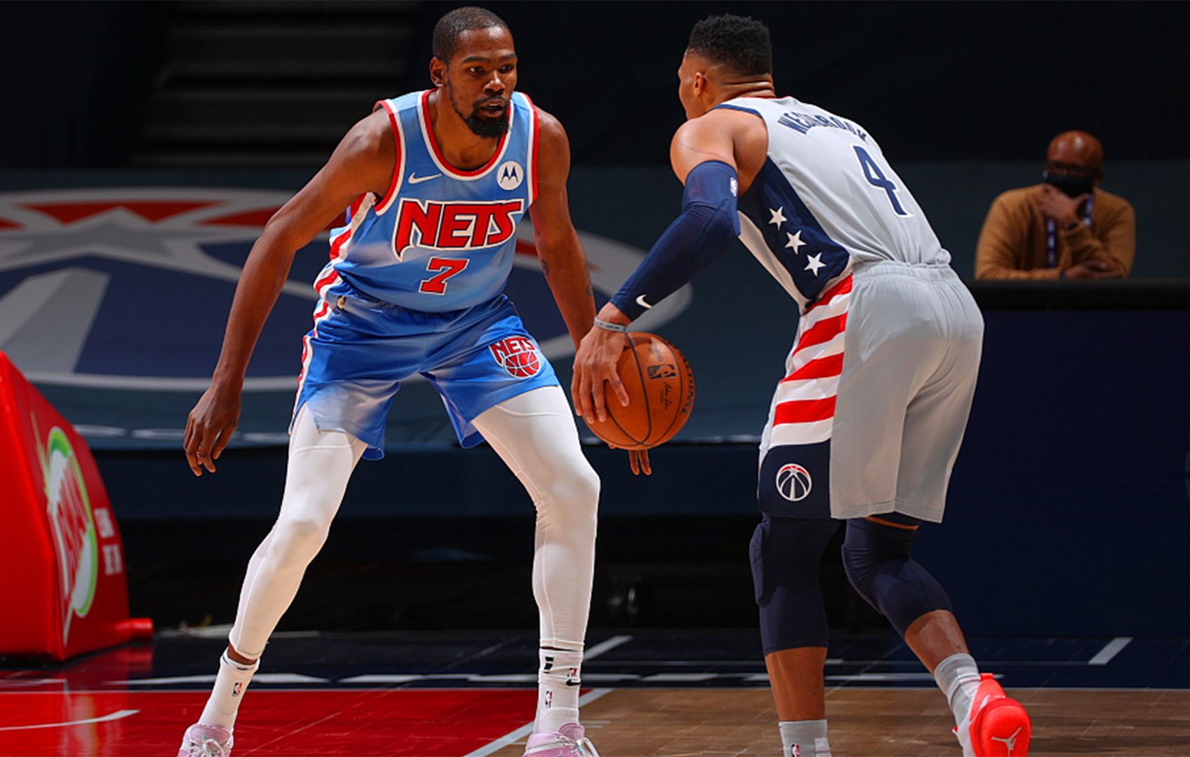 九游官网PC版-Doinb与70激战掘金分钟,比赛局势复杂胜负难料!,詹姆斯焦点对战引发球迷热议-九游官网PC版