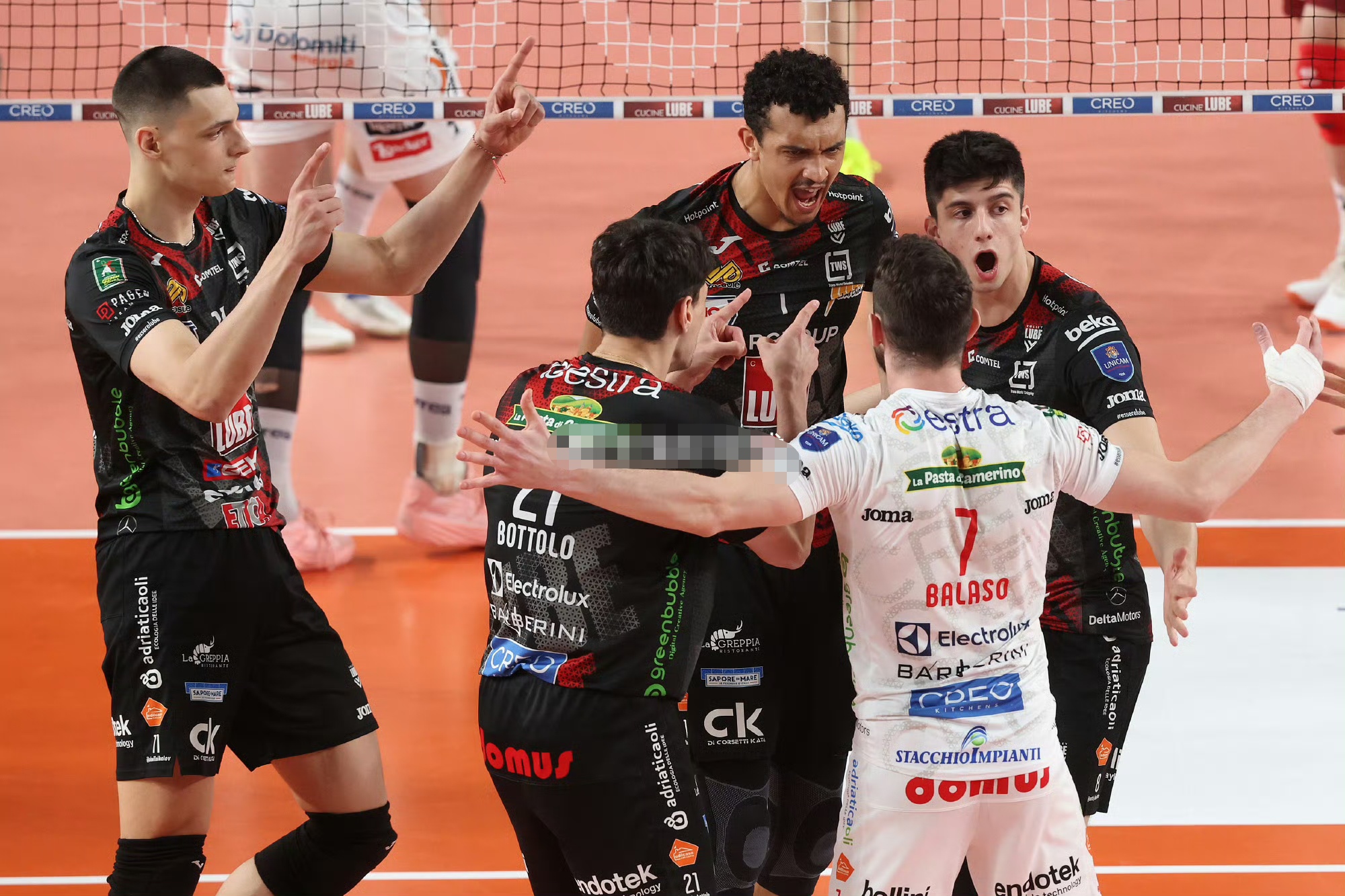 九游-斯图加特迎意大利杯关键赛，窗口期战术微调，球迷炸锅，更衣室氛围转暖-九游